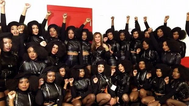 Las bailarina que acompañaron a Beyoncé, hacen el saludo del poder negro