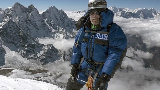 Carlos Soria coronando la cima del Ama Dablam (6.812 m)