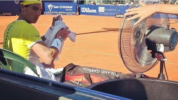 Nadal pide un ventilador contra el sofocante calor de Buenos Aires