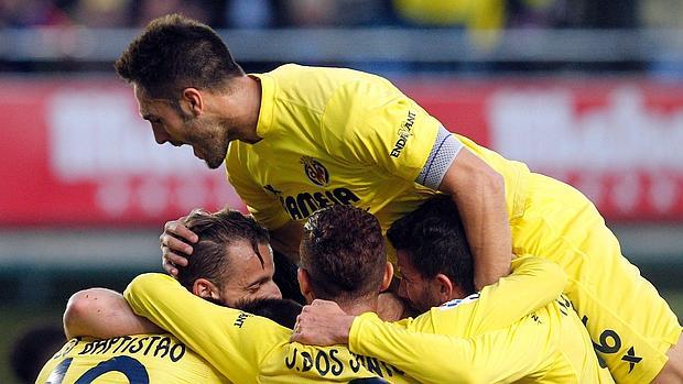 Los jugadores del Villarreal celebran el gol de Soldado