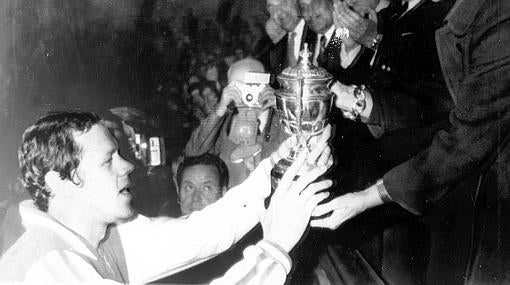 Emiliano recibe la Copa del Generalísimo en 1972 en La Coruña