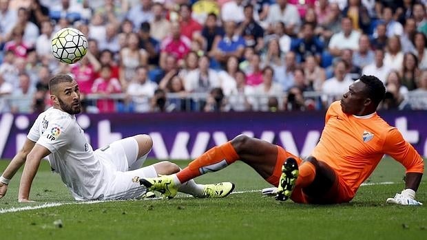 Kameni y Benzema, durante el partido de la primera vuelta en el Bernabéu