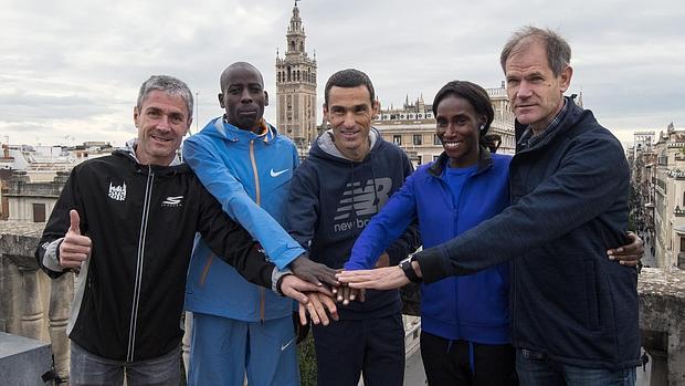 Las leyendas del maratón y los mejores atletas del momento, durante la presentación de la Zúrich Maratón de Sevilla 2016