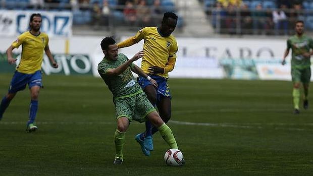 Cádiz CF-La Hoya: Más vergüenza que criterio