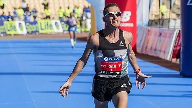 Carles Castillejo cruza la meta de la 32 edición del maratón de Sevilla