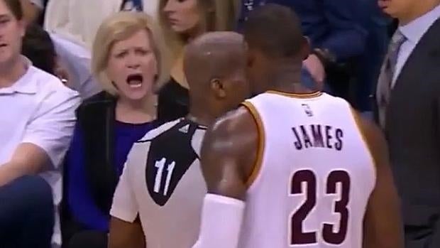 Una aficionada increpa a LeBron James