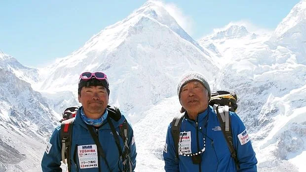 Yuichiro Miura (derecha), 80 años, y su hijo Gota en el campo base del Everest en 2013