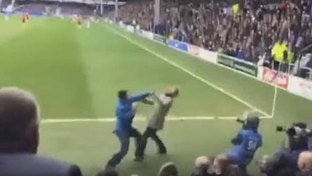 Dos hinchas ingleses, a golpes durante un partido