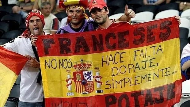 Aficionados españoles contestando con ironía a los franceses