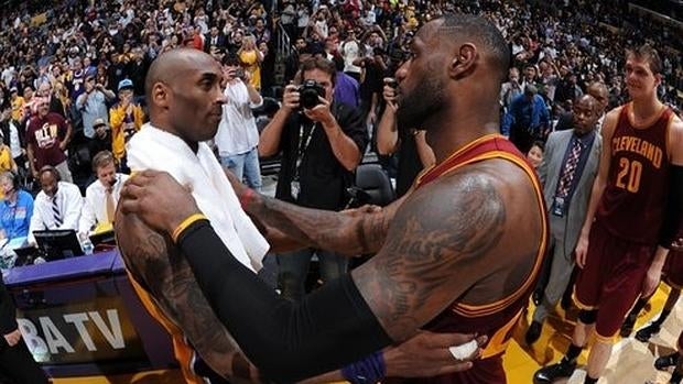 El emotivo abrazo de despedida de Bryant y LeBron James