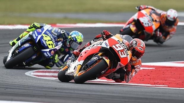 Márquez, perseguido por Rossi en el GP de San Marino 2015