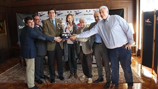 Los organizadores con la Copa del Memorial