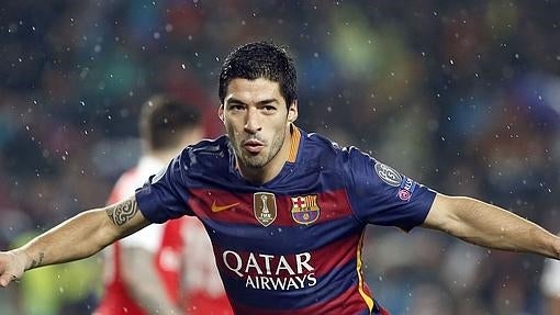 Suárez celebra su gol por la escuadra ante el Arsenal