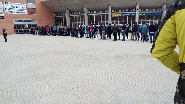 Aficionados hacen cola en las taquillas del Colombino para comprar sus entradas