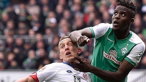 Djilobodji golpeando a De Blasis antes de que le amenazara