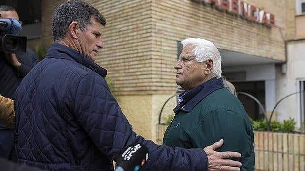 Francisco Flores y Juan Godoy, presidentes del Alhaurín y de El Palo, a las puertas del hospital