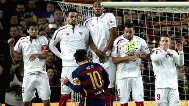 Messi lanza una falta contra el Sevilla esta temporada