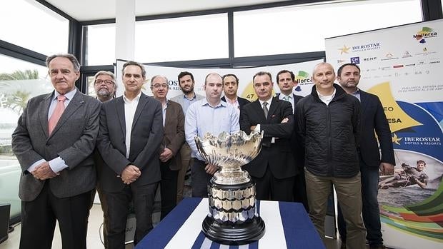 El Comité Organizador con el trofeo