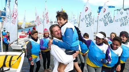 Padre e hijo celebran el triunfo