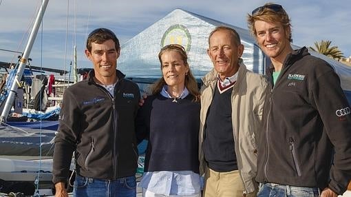 Los tres campeones con Victor Kovalenko, entrenador australiano