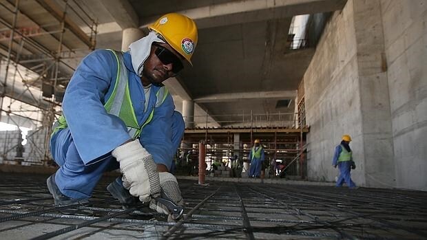 Uno de los trabajadores en las obras de un estadio en Doha