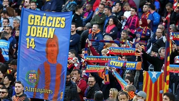 El Camp Nou recordó a Johan Cruyff