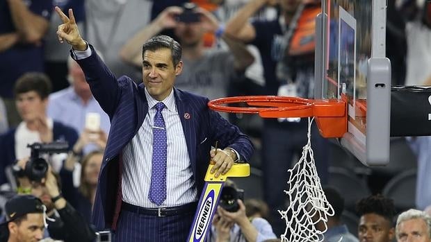 Jay Wright celebra el título de los Wildcats