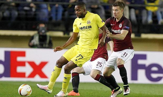 Bakambu, autor de los dos goles del Villarreal, protege el balón ante Marecek