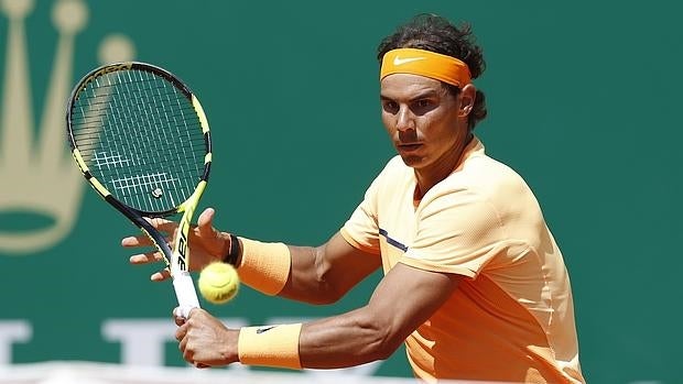 Nadal golpea la pelota en su partido ante Bedene