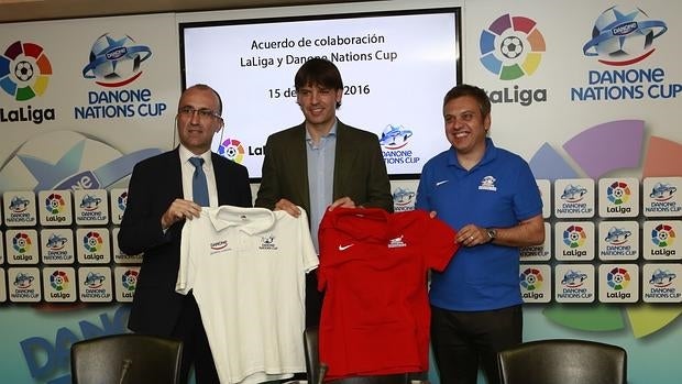 Fernando Morientes, junto al director general de LaLiga, Javier Gómez, y el coordinador de la Danone Cup, Carlos Bosch