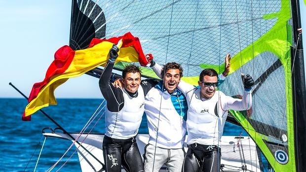 Diego Botín y Iago López Marra lo celebran con su entrenador