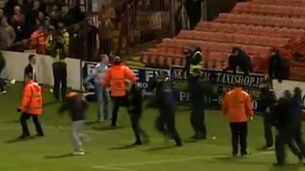 Pelea entre aficionados del Bohemians y el Shamrock Rovers