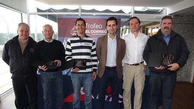 Los ganadores con el Trofeo El Correo