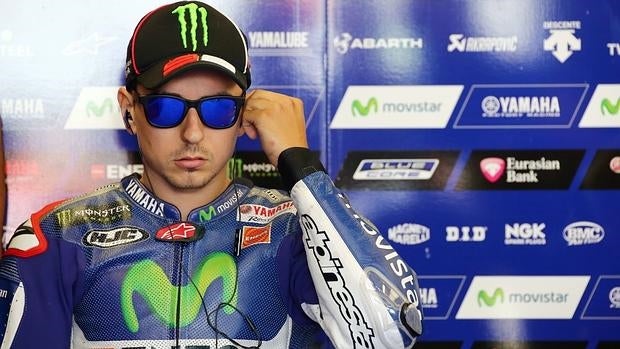 Jorge Lorenzo, en el garaje de Yamaha