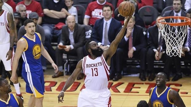 Harden intenta una 'bandeja'