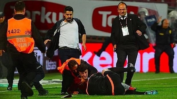 El aficionado del Trabzonspor, reducido por la seguridad del estadio