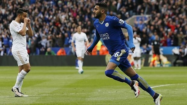 Mahrez, celebrando el primer tanto del Leicester