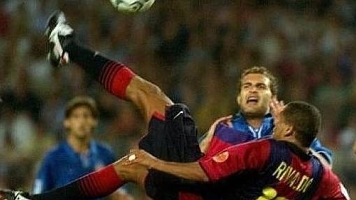 Rivaldo ante el valencia