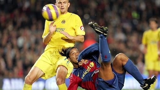 El remate de Ronaldinho ante el Villarreal