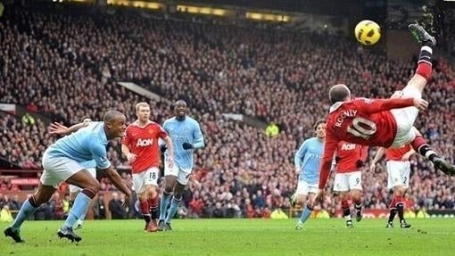 El remate de Rooney en el derbi de Manchester