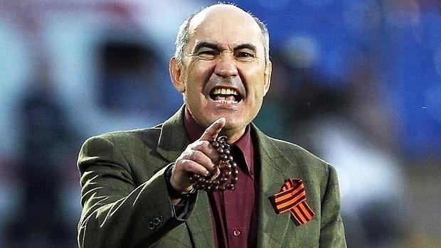 Kurban Berdiev, entrenador del Rostov, nunca abandona el «tasbih» en el banquillo