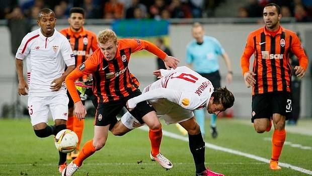 El sevillista Krychowiak pelea por el balón con Kovalenko