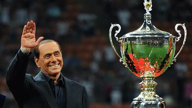 Berlusconi, con uno de los trofeos ganados por el Milán