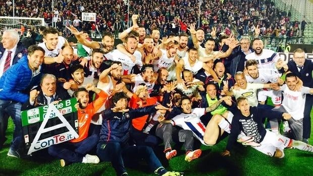 Los jugadores del Crotone celebran el ascenso