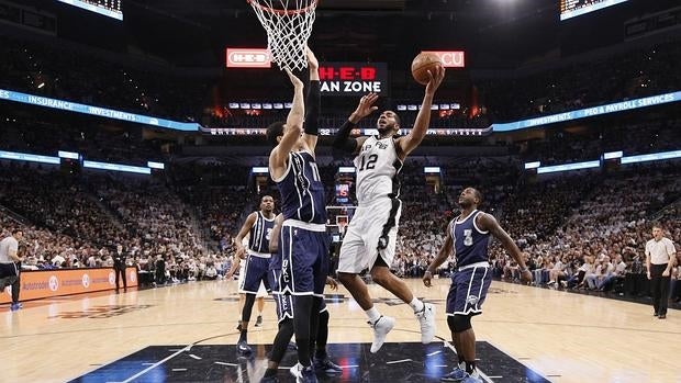 LaMarcus Aldridge entra a canasta ante la oposición de Kanter