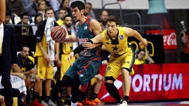 El base del Baloncesto Sevilla Miljenovic pugna con el escolta del Iberostar Tenerife Richotti