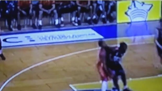 La agresión que los árbitros no vieron en un partido de la ACB