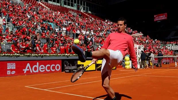 Juan Moreno controla la pelota con el pie durante su espectáculo en el Mutua Madrid Open
