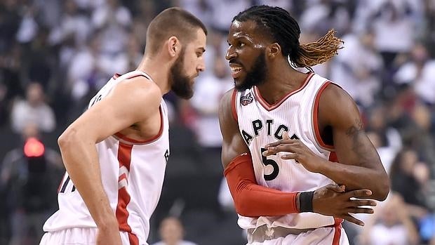 Valanciunas y Carroll, en el segundo partido ante los Heat