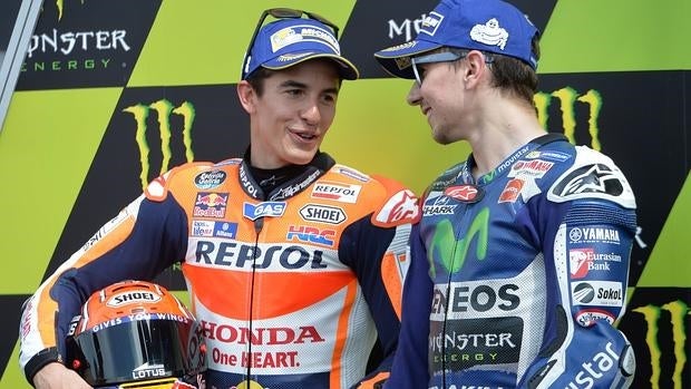 Márquez y Lorenzo hablan en el podio